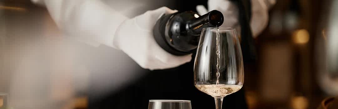 The Essential Full-Bodied White Wine Guide: Styles, Grapes, and Pairings banner image